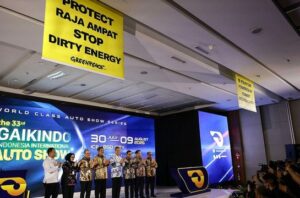 Greenpeace suarakan perlindungan Raja Ampat di pameran otomotif. Foto: Greenpeace Indonesia