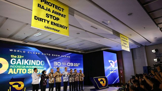 Greenpeace suarakan perlindungan Raja Ampat di pameran otomotif. Foto: Greenpeace Indonesia