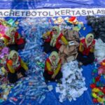 Simokerto menganalisis karakteristik sampah untuk menyusun strategi pengelolaan sampah. Foto: Ecoton
