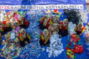 Simokerto menganalisis karakteristik sampah untuk menyusun strategi pengelolaan sampah. Foto: Ecoton