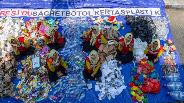 Simokerto menganalisis karakteristik sampah untuk menyusun strategi pengelolaan sampah. Foto: Ecoton